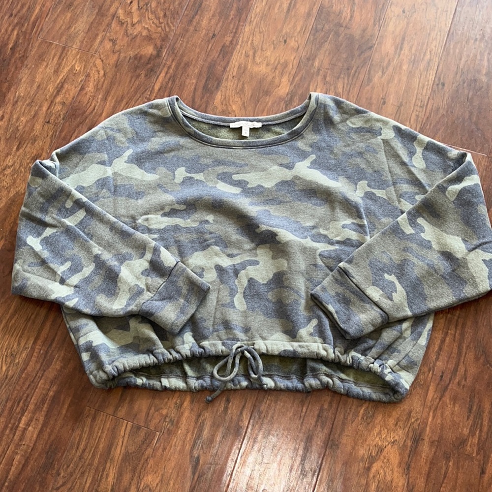 Camo express cropped crew neck sweatshirt!!